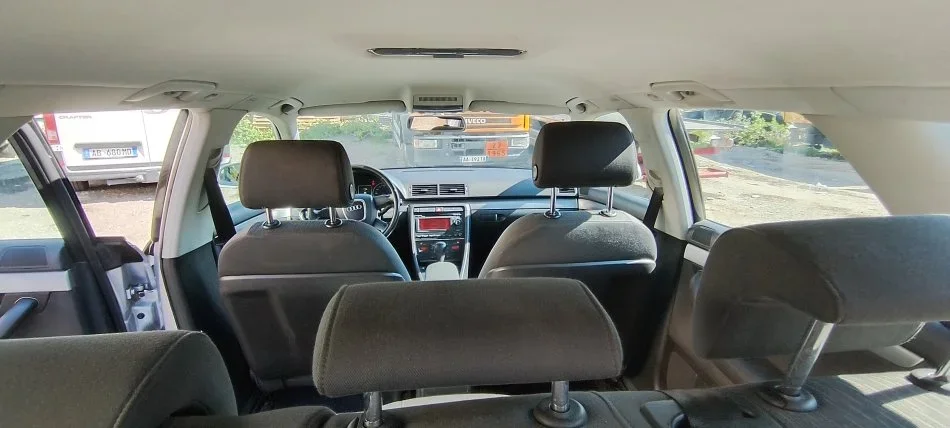 Tirane, shes makine Audi Benzin+Gaz, gri metalizato tiptronik Klima 225.000 km 3.300 €