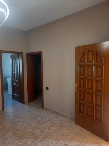 Tirane, jepet me qera apartament 2+1+Ballkon Kati 3, 146 m² 500 € (Kodra e Priftit)