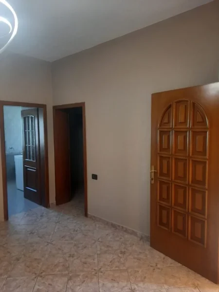 Tirane, jepet me qera apartament 2+1+Ballkon Kati 3, 146 m² 500 € (Kodra e Priftit)