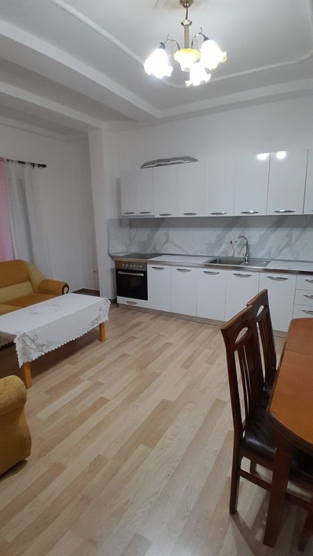 Tirane, jap me qera apartament 2+1+Aneks+Ballkon Kati 2, 76 m² 400 € (Rr. Thesarit te SPAR)