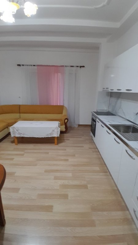 Tirane, jap me qera apartament 2+1+Aneks+Ballkon Kati 2, 76 m² 400 € (Rr. Thesarit te SPAR)