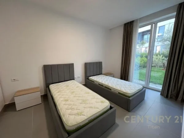 Tirane, jepet me qera apartament 2+1+Ballkon Kati 1, 165 m² 1.200 € (Liqeni Thate)