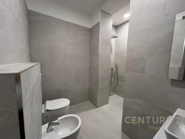 Tirane, jepet me qera apartament 2+1+Ballkon Kati 1, 165 m² 1.200 € (Liqeni Thate)