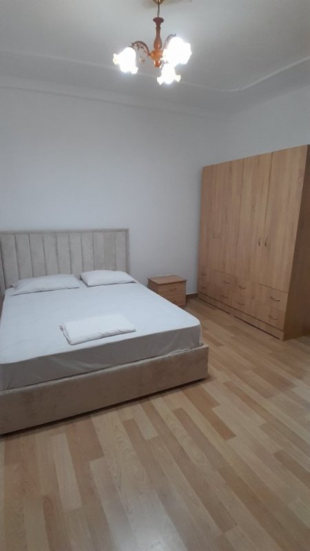 Tirane, jap me qera apartament 2+1+Aneks+Ballkon Kati 2, 76 m² 400 € (Rr. Thesarit te SPAR)