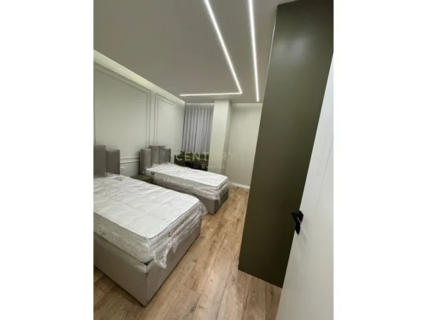 Tirane, jepet me qera apartament 2+1+Ballkon Kati 2, 115 m² 1.500 € (Liqeni Thate)