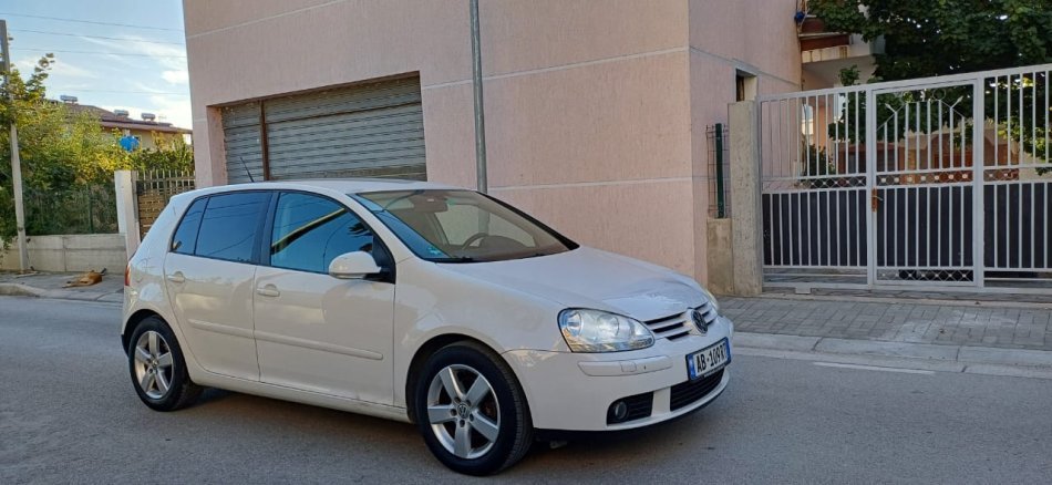 Vlore, shes makine Golf 5 2008 1.6Gas/Benzine Benzin+Gaz, e bardhë manuale Klima 216.000 km 3.900 €