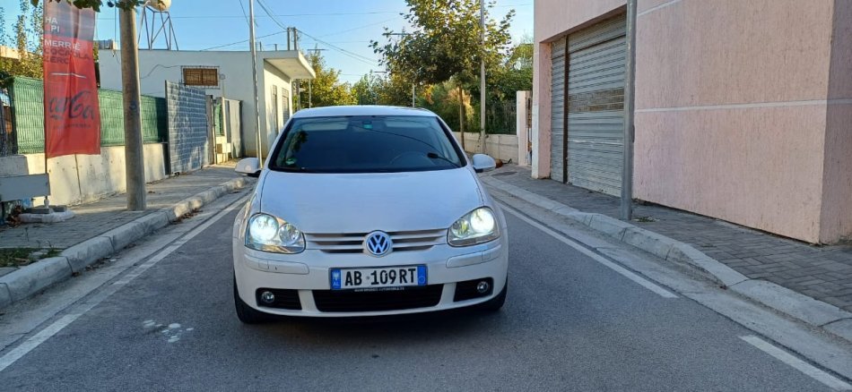 Vlore, shes makine Golf 5 2008 1.6Gas/Benzine Benzin+Gaz, e bardhë manuale Klima 216.000 km 3.900 €