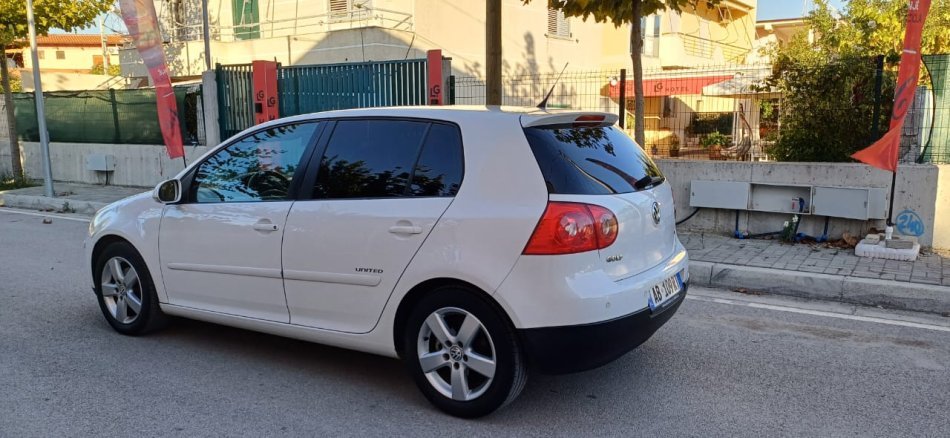 Vlore, shes makine Golf 5 2008 1.6Gas/Benzine Benzin+Gaz, e bardhë manuale Klima 216.000 km 3.900 €