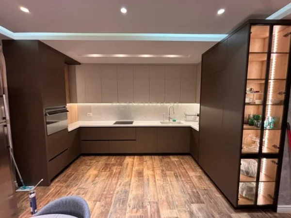 Tirane, jepet me qera apartament 3+1+Ballkon Kati 3, 130 m² 1.800 € (Liqeni Thate)