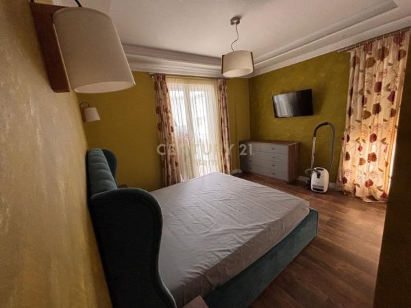 Tirane, jepet me qera apartament 3+1+Ballkon Kati 3, 130 m² 1.800 € (Liqeni Thate)