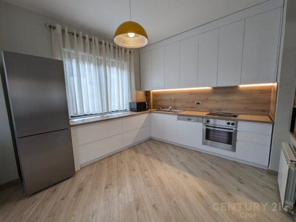 Tirane, jepet me qera apartament 3+1+Ballkon Kati 5, 170 m² 2.500 € (Nobis)