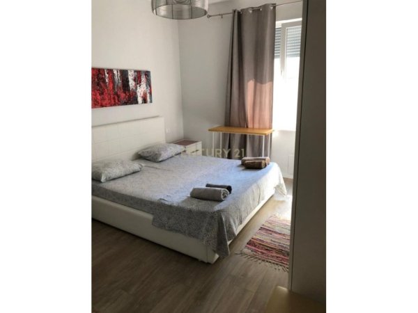 Tirane, jepet me qera apartament 2+1 Kati 4, 85 m² 600 € (Laprake)