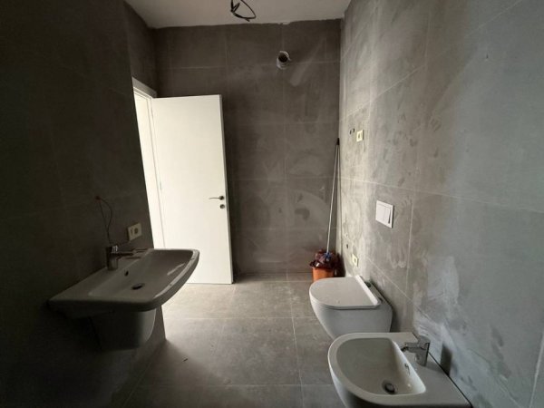 Tirane, jepet me qera nga Pronari, pa-komision ambjent biznesi Kati 1, 70 m² 550 € (Rruga Mine Peza, Golden Residence)