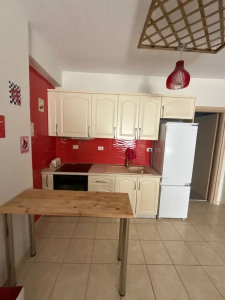 Tirane, jepet me qera garsonier Kati 5, 50 m² 370 € 