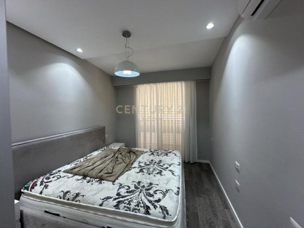 Tirane, jepet me qera apartament 3+1+Ballkon Kati 6, 140 m² 1.400 € (Rruga Bill Klinton)