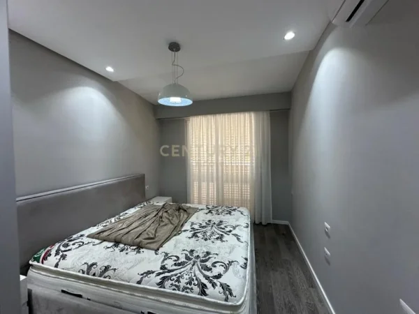 Tirane, jepet me qera apartament 3+1+Ballkon Kati 6, 140 m² 1.400 € (Rruga Bill Klinton)