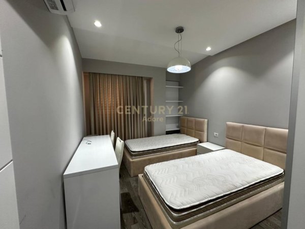 Tirane, jepet me qera apartament 3+1+Ballkon Kati 6, 140 m² 1.400 € (Rruga Bill Klinton)