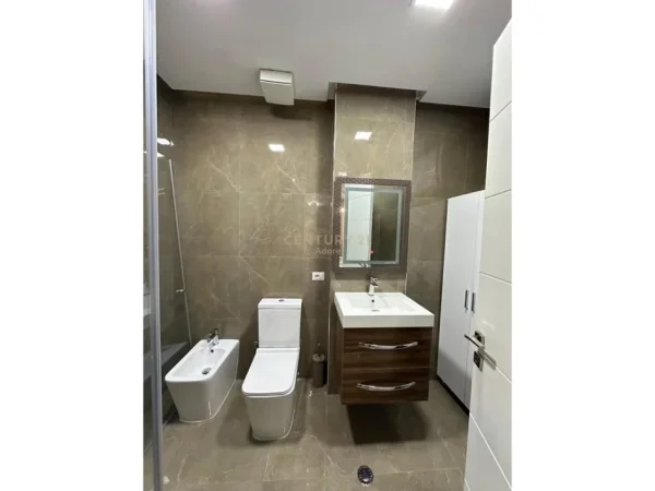 Tirane, jepet me qera apartament 3+1+Ballkon Kati 6, 140 m² 1.400 € (Rruga Bill Klinton)