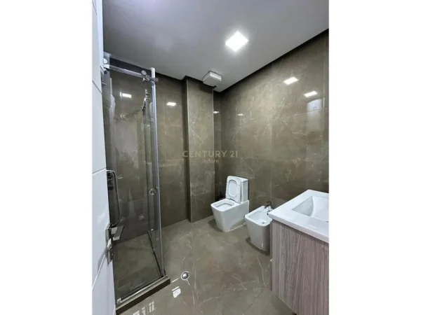 Tirane, jepet me qera apartament 3+1+Ballkon Kati 6, 140 m² 1.400 € (Rruga Bill Klinton)