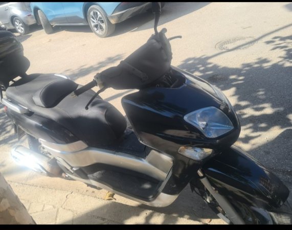 Vlore, shitet Scooter Yamaha 300cc 2008 , e zeze 80.000 km 1.700 €
