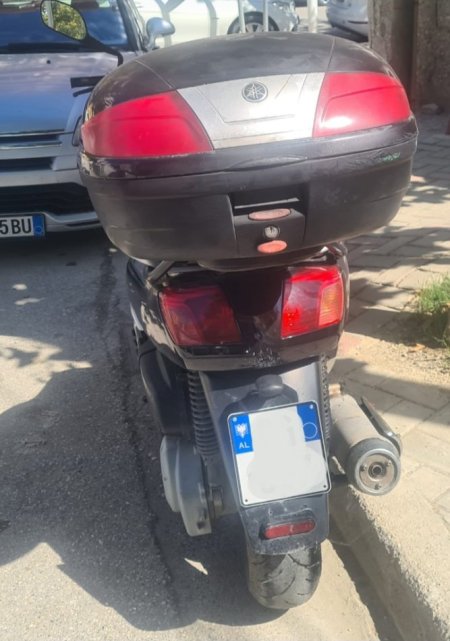 Vlore, shitet Scooter Yamaha 300cc 2008 , e zeze 80.000 km 1.700 €