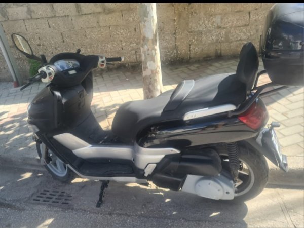 Vlore, shitet Scooter Yamaha 300cc 2008 , e zeze 80.000 km 1.700 €