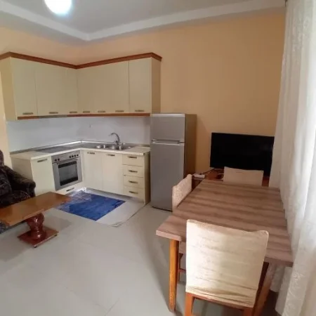 Tirane, jepet me qera apartament 1+1 Kati 2, 77 m² 350 € (Rruga 5 Maji)