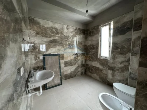 Tirane, shitet apartament 2+1+Ballkon Kati 5, 126 m² 208.000 € (Unaza e Re)