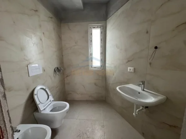 Tirane, shitet apartament 2+1+Ballkon Kati 5, 126 m² 208.000 € (Unaza e Re)