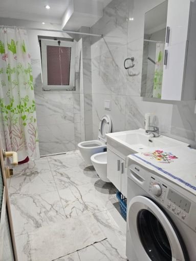 Tirane, jepet me qera apartament 3+1 Kati 4, 90 m² 550 € (Bulevardi Zogu I Pare)