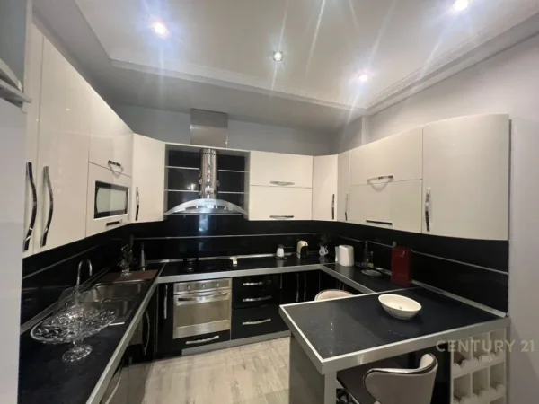 Tirane, jepet me qera apartament 3+1 Kati 5, 139 m² 1.300 € (Delijorgji)