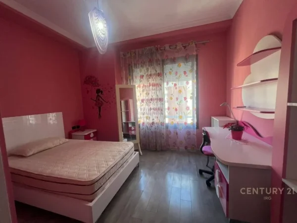 Tirane, jepet me qera apartament 3+1 Kati 5, 139 m² 1.300 € (Delijorgji)