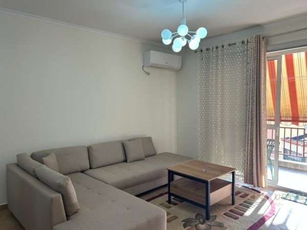 Tirane, jepet me qera apartament 2+1+Ballkon Kati 3, 80 m² 950 € 