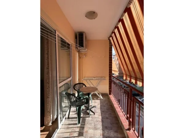Tirane, jepet me qera apartament 2+1+Ballkon Kati 3, 80 m² 950 € 