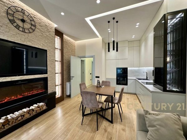 Tirane, jepet me qera apartament 2+1 Kati 8, 76 m² 880 € (Square 21)