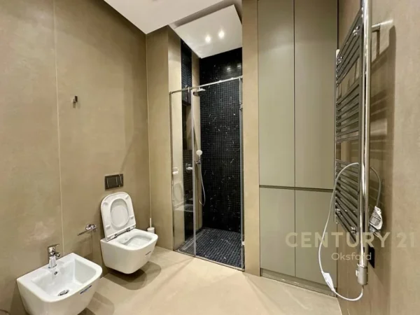 Tirane, jepet me qera apartament 2+1 Kati 8, 76 m² 880 € (Square 21)