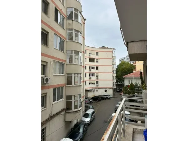 Tirane, jepet me qera apartament 2+1 Kati 2, 95 m² 900 € (Rruga e kavajes)