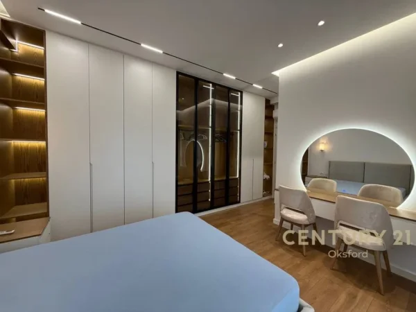 Tirane, jepet me qera apartament 2+1+Ballkon Kati 21, 114 m² 1.500 € (Rruga e kavajes)