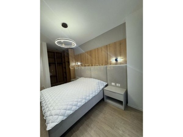 Tirane, jepet me qera apartament 2+1+Ballkon Kati 8, 110 m² 1.500 € (Garden Building)