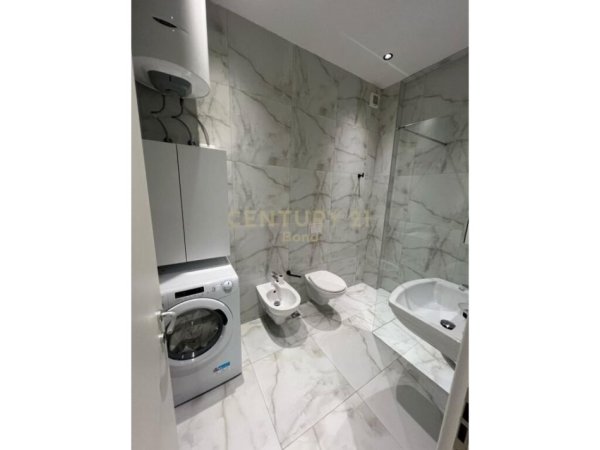 Tirane, jepet me qera apartament 2+1+Ballkon Kati 8, 110 m² 1.500 € (Garden Building)