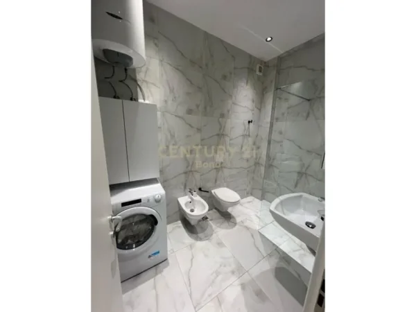 Tirane, jepet me qera apartament 2+1+Ballkon Kati 8, 110 m² 1.500 € (Garden Building)