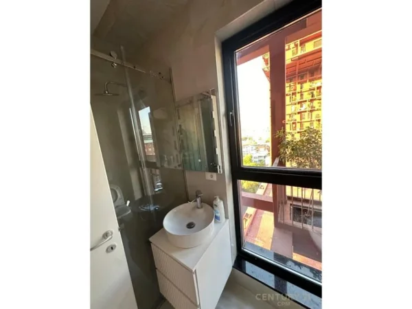 Tirane, jepet me qera apartament 2+1 Kati 8, 114 m² 1.399 € (Rruga e Kavajes)