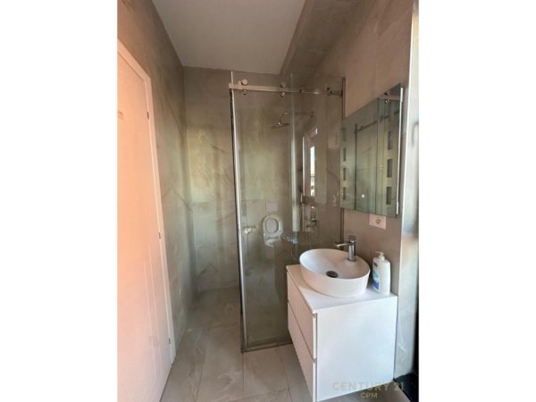 Tirane, jepet me qera apartament 2+1 Kati 8, 114 m² 1.399 € (Rruga e Kavajes)