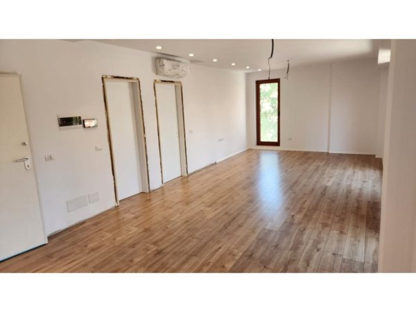 Tirane, jap me qera ambjent biznesi Kati 2, 83 m² 1.300 € (Rruga e Kavajes)
