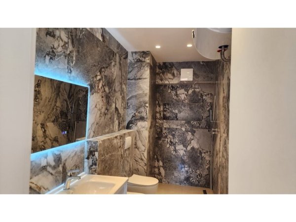 Tirane, jap me qera ambjent biznesi Kati 2, 83 m² 1.300 € (Rruga e Kavajes)