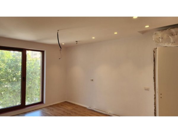 Tirane, jap me qera ambjent biznesi Kati 2, 83 m² 1.300 € (Rruga e Kavajes)