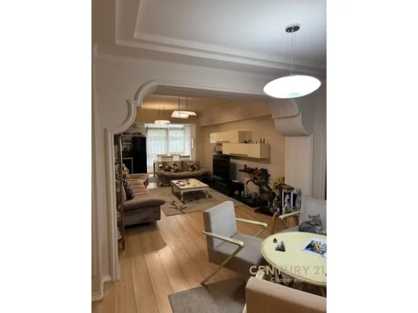 Tirane, shes apartament 2+1 Kati 3, 130 m² 377.000 € (Stadiumi Air Albania)