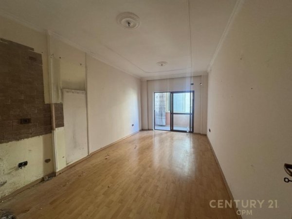 Tirane, shes apartament 3+1 Kati 4, 115 m² 299.001 € (Rruga e Elbasanit)