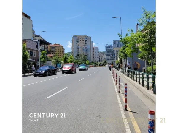 Tirane, shes dyqan Kati 0, 143 m² 560.001 € (Komuna e Parisit)