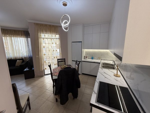 Tirane, jepet me qera apartament 1+1+Ballkon Kati 4, 65 m² 45.000 Lek (Unaza e Re, Astir)